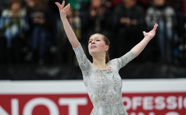 фигуристка в центре льда после завершения программы